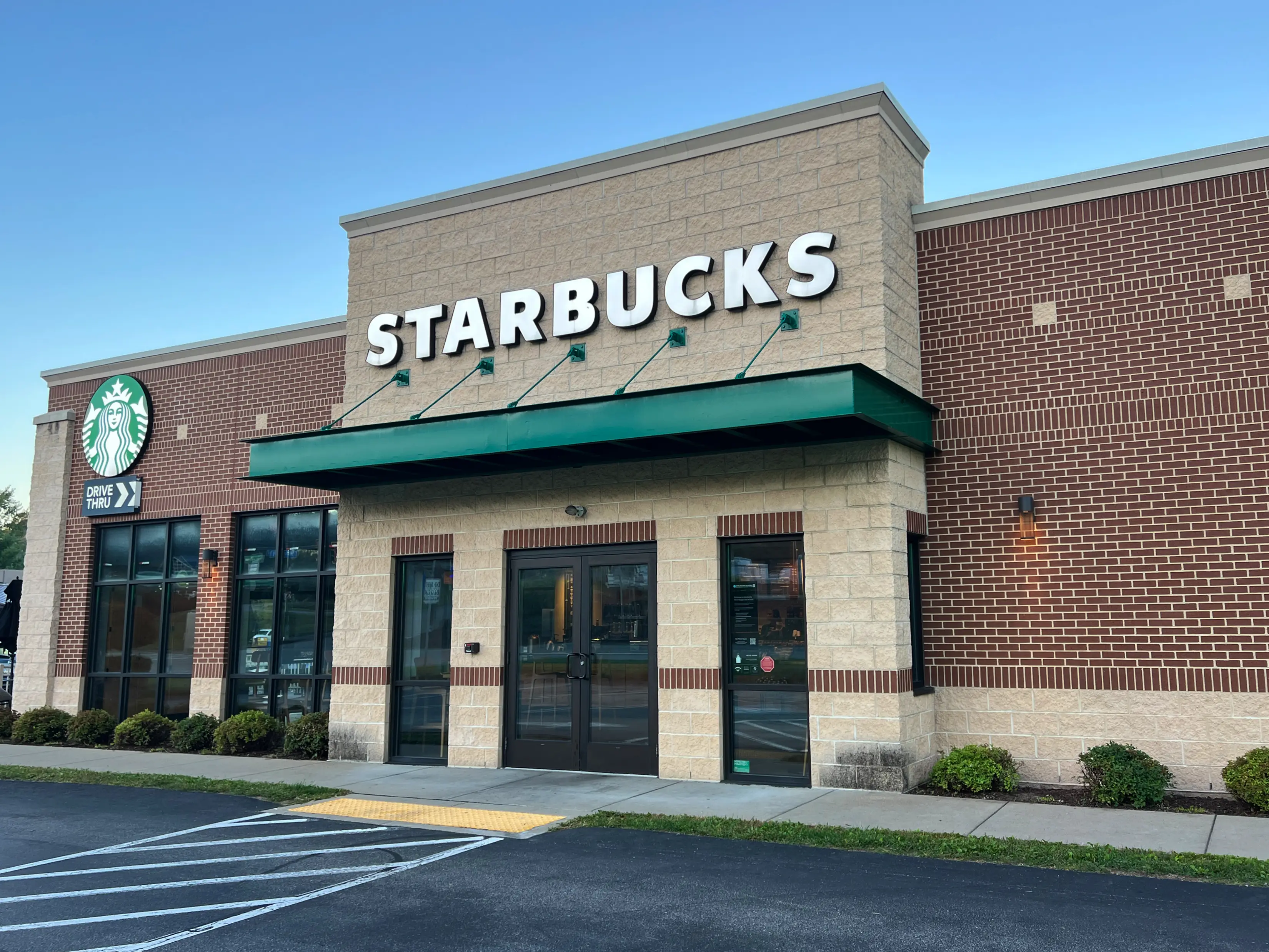 A myriad of celebrities have worked at Starbucks (Starbucks)