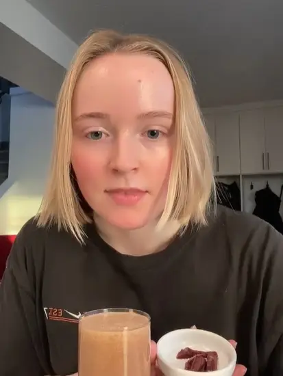 Mack Z with her smoothie and raw liver (@healthwmac/TikTok)