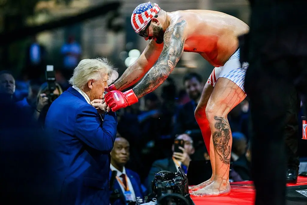 The UFC fighter put his chain around the US President's neck (Anadolu/Getty Images)