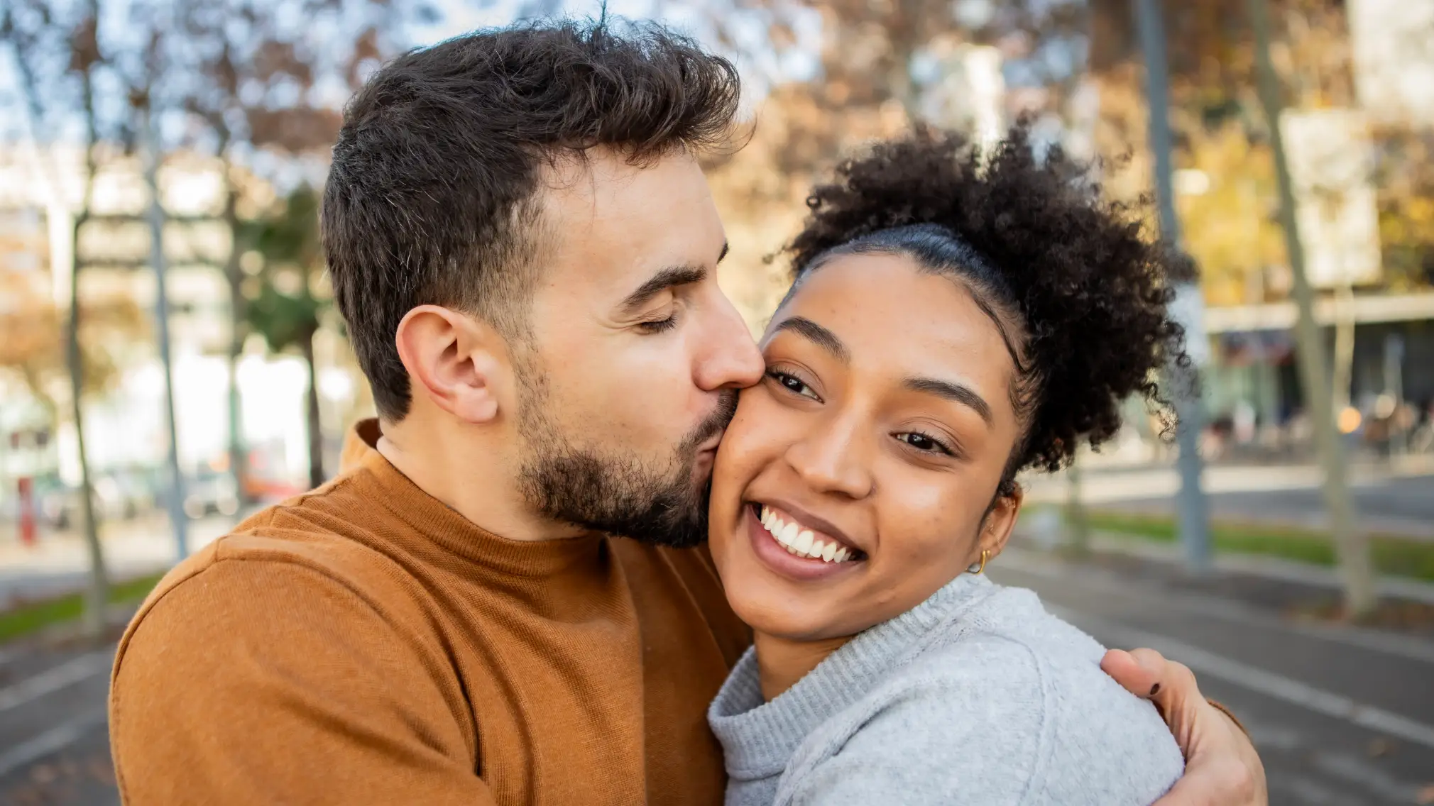 Relationship experts issue warning over hidden red flags behind 'golden retriever boyfriend' dating trend