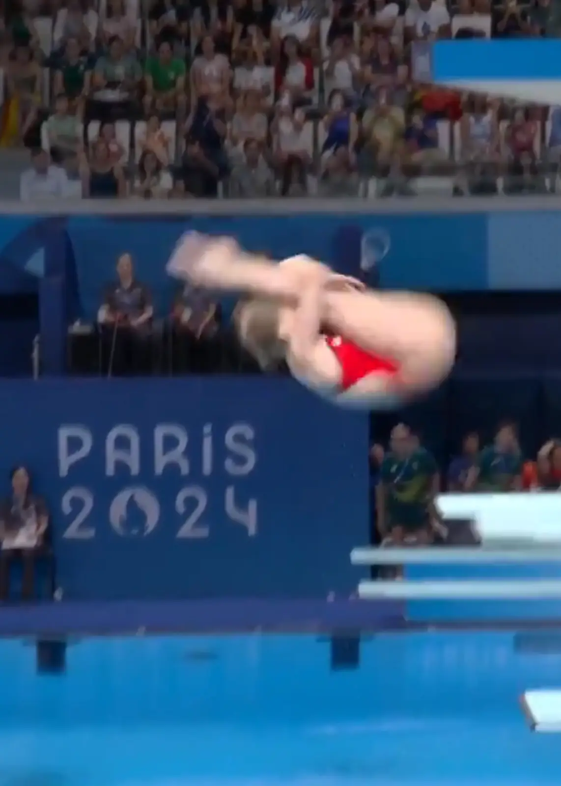 It was all going well for the American until she painfully whacked her feet on the springboard. (X/@eurosport)