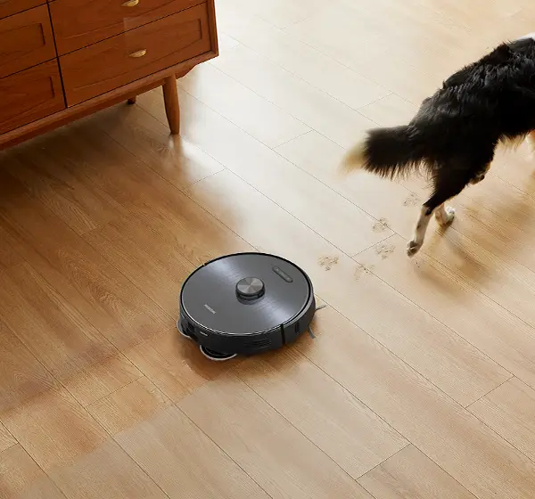 The unique mop feature helps tackle mucky footprints and paw prints.