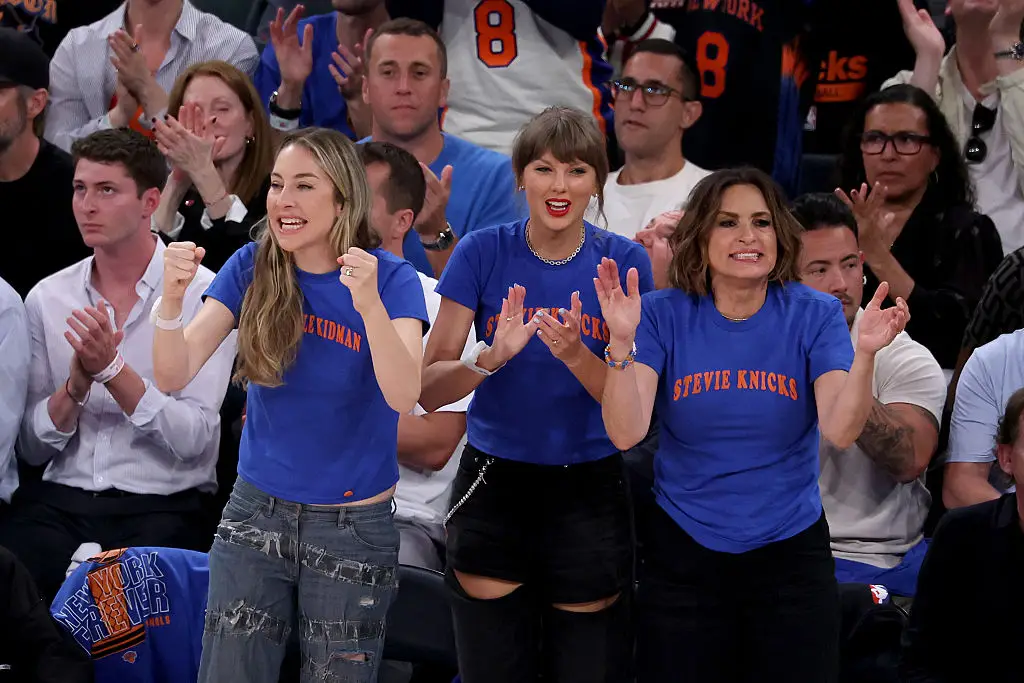 Taylor Swift cheered on the Knicks courtside (Al Bello/Getty Images)