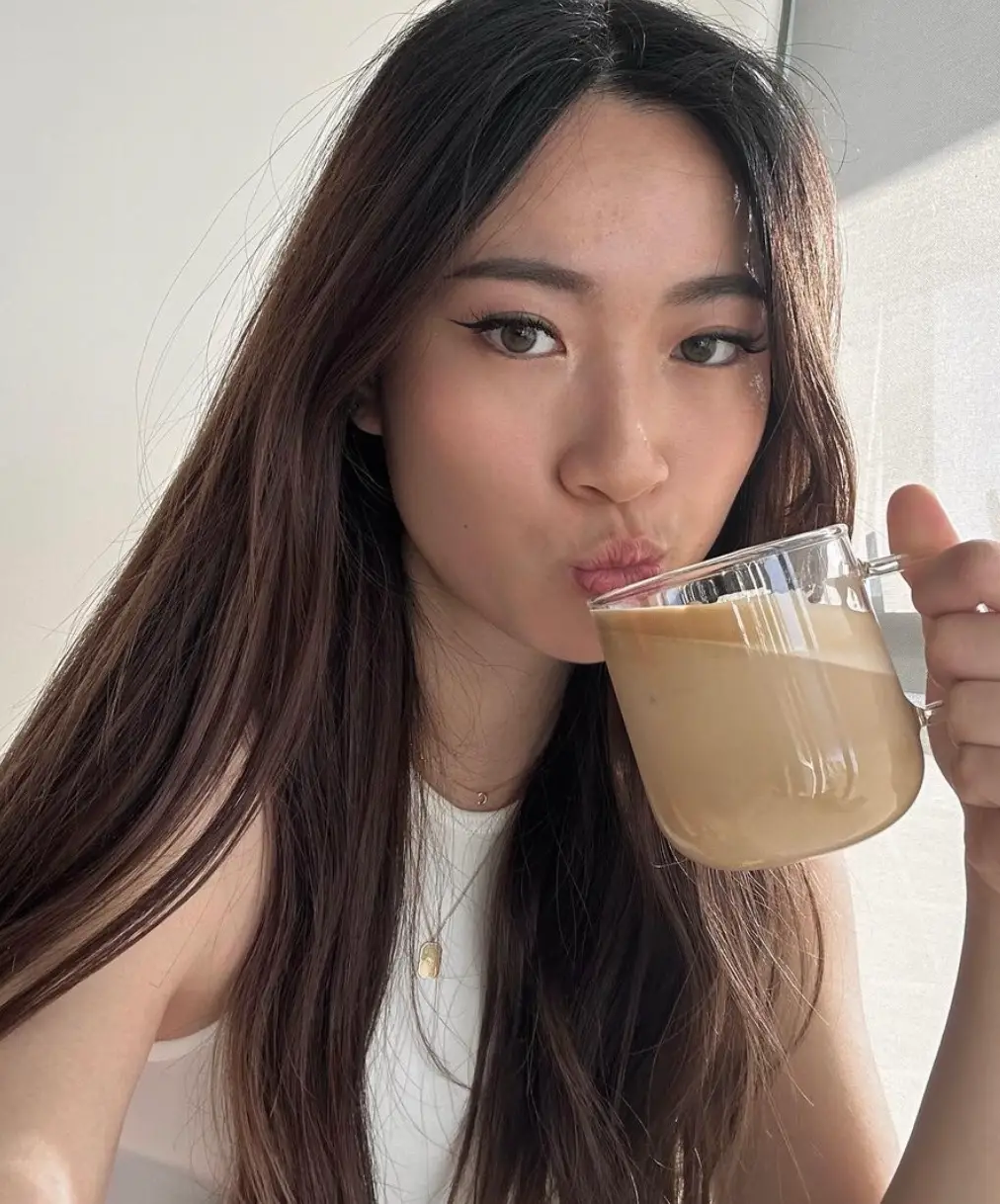 Chloe came up with her own press-on nail brand, called Glowie.