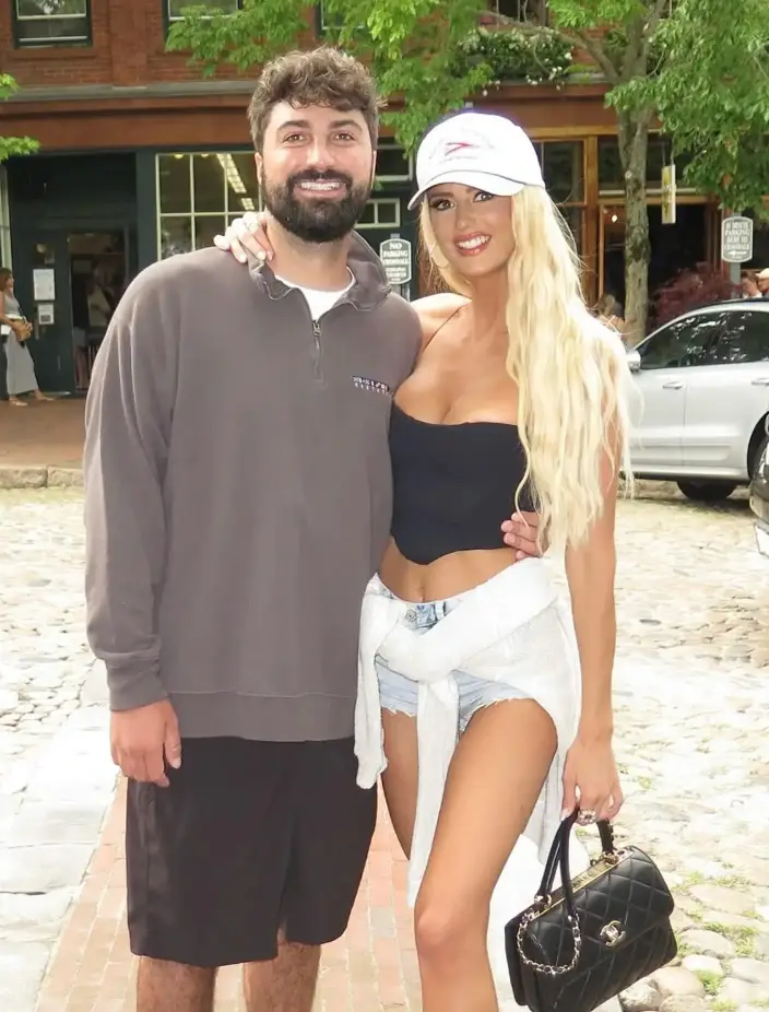 Stause believes Davis is 'problematic' (Instagram/@beachboybd)