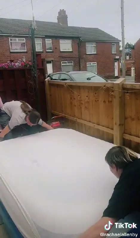 She used a fitted sheet to keep her pool clean at night.