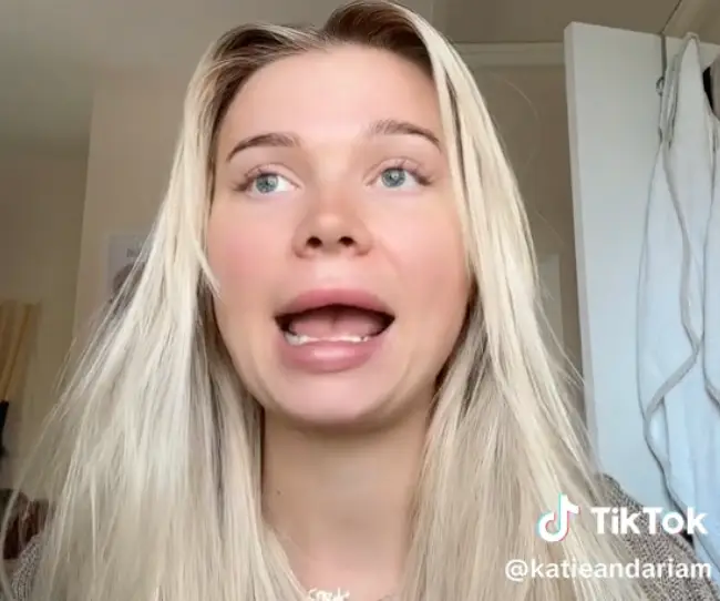 Katie's daughter's headband fell down while the pair were in the car.