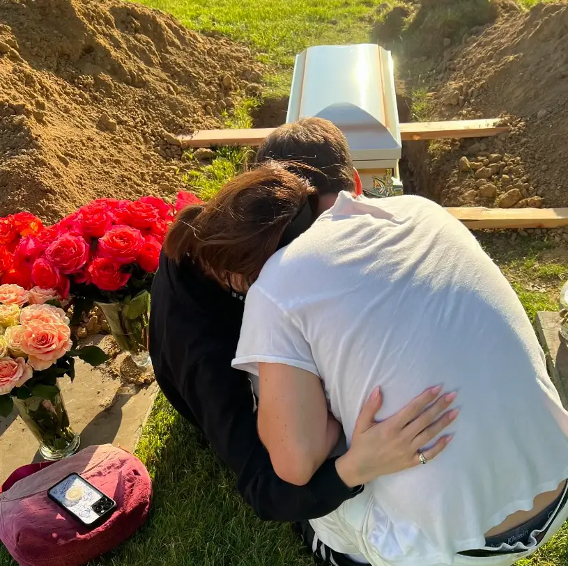 The actress is grieving the loss of her dog. (Instagram/@nicolaannepeltzbeckham)