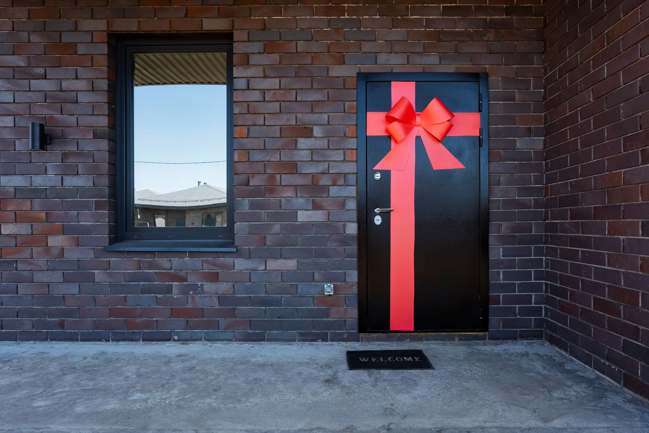 You might even spot a huge bow on a front door (Getty Stock Image)