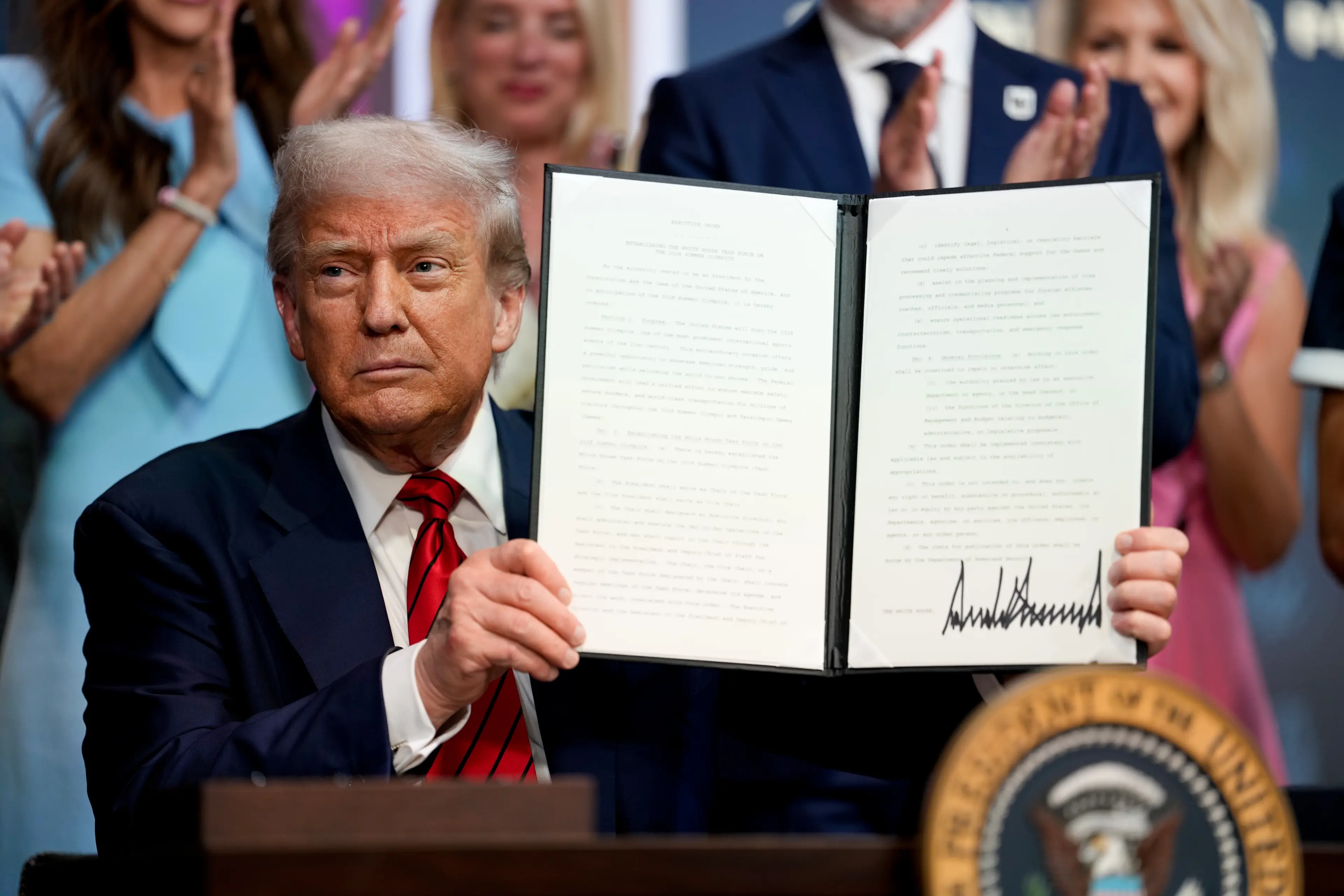 Trump signed his executive order on homelessness last month (Kent Nishimura/Bloomberg via Getty Images)