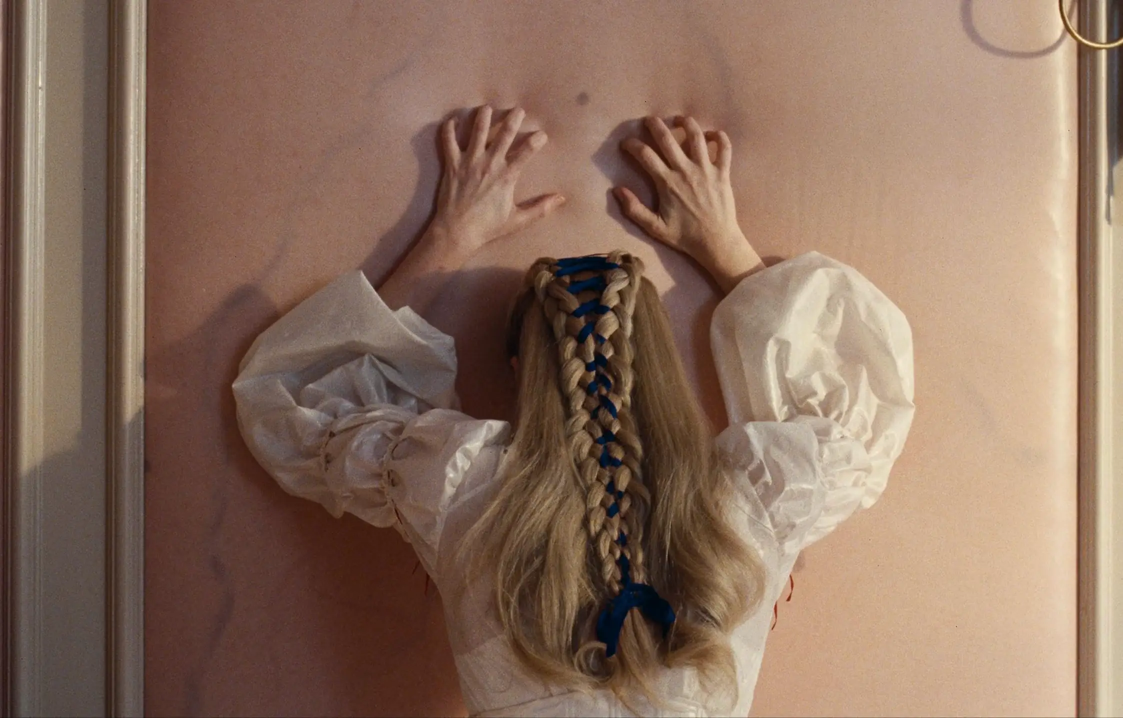 The pair remain fully dressed throughout the film (Warner Bros.)