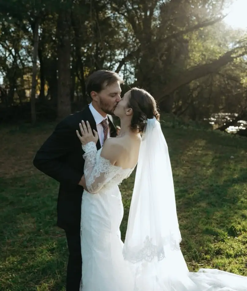 She rarely wears makeup and wanted to look 'like herself' on her big day (Instagram/@maddy.rae.photography)