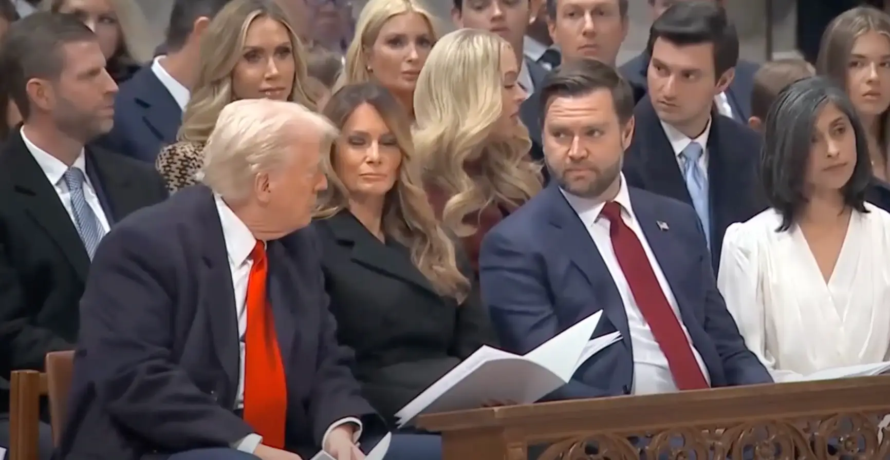 Trump could be seen saying something to Vance following the bishop's plea (Diaro AS)