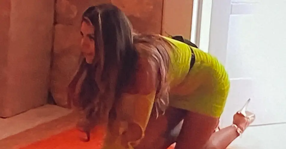 Ekin-Su has fans in stitches. (