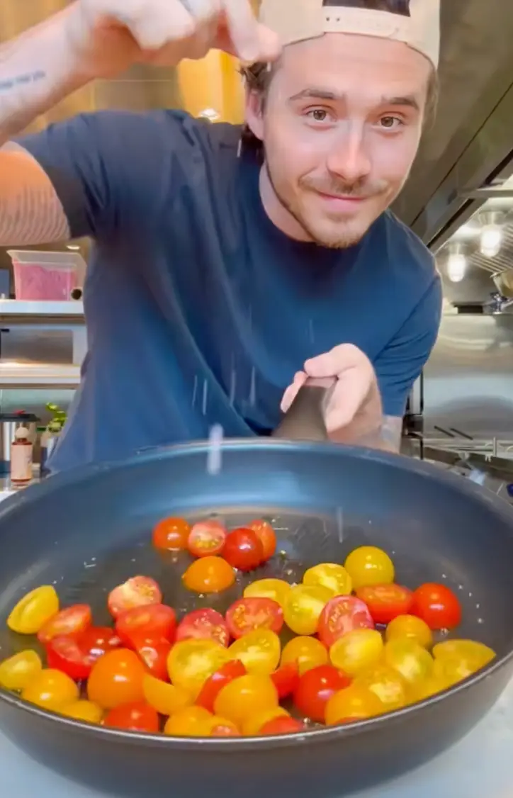 Fans were divided over the cooking video (TikTok/@brooklynbeckham)