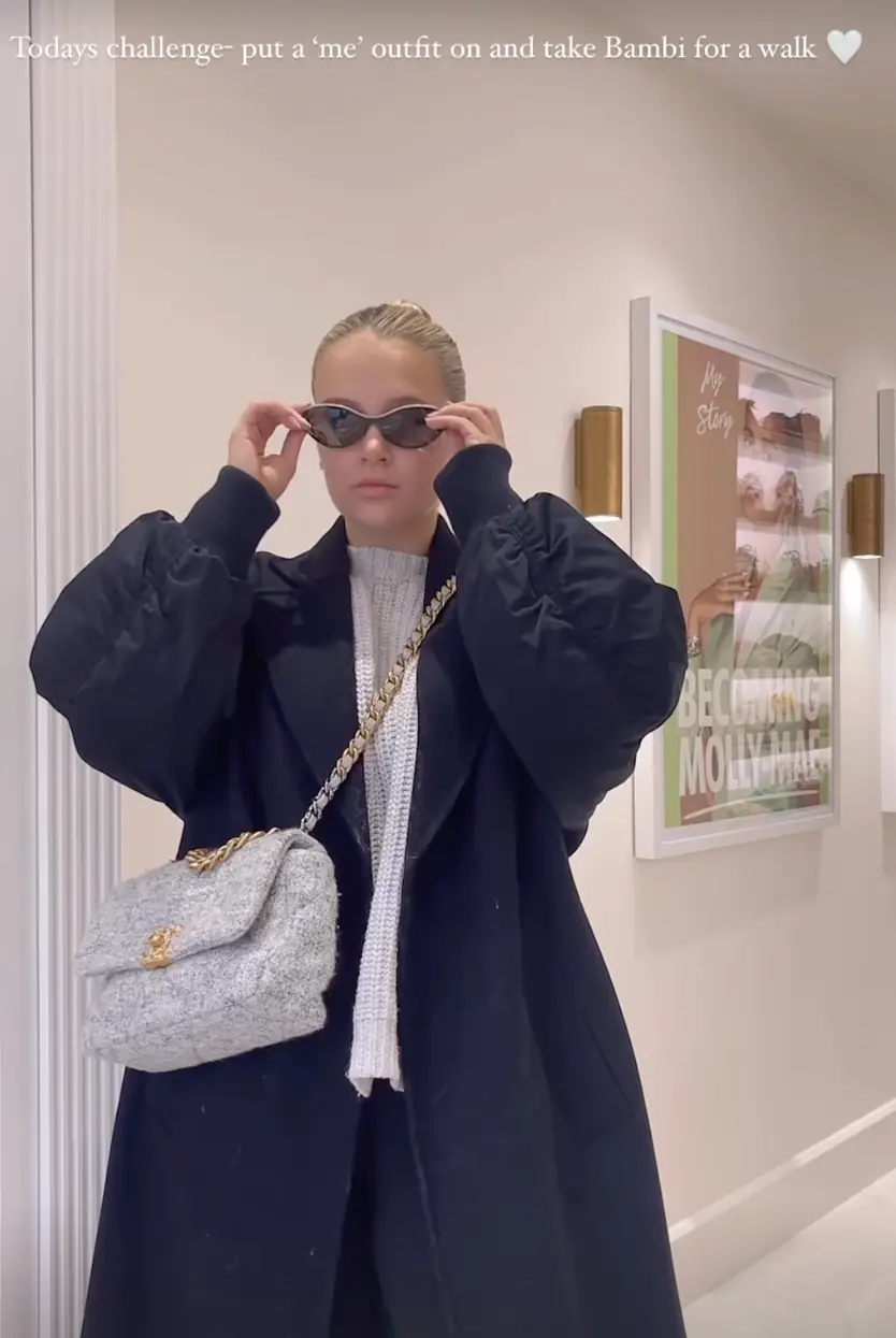 3 weeks postpartum and Molly is still looking as trendy as ever.