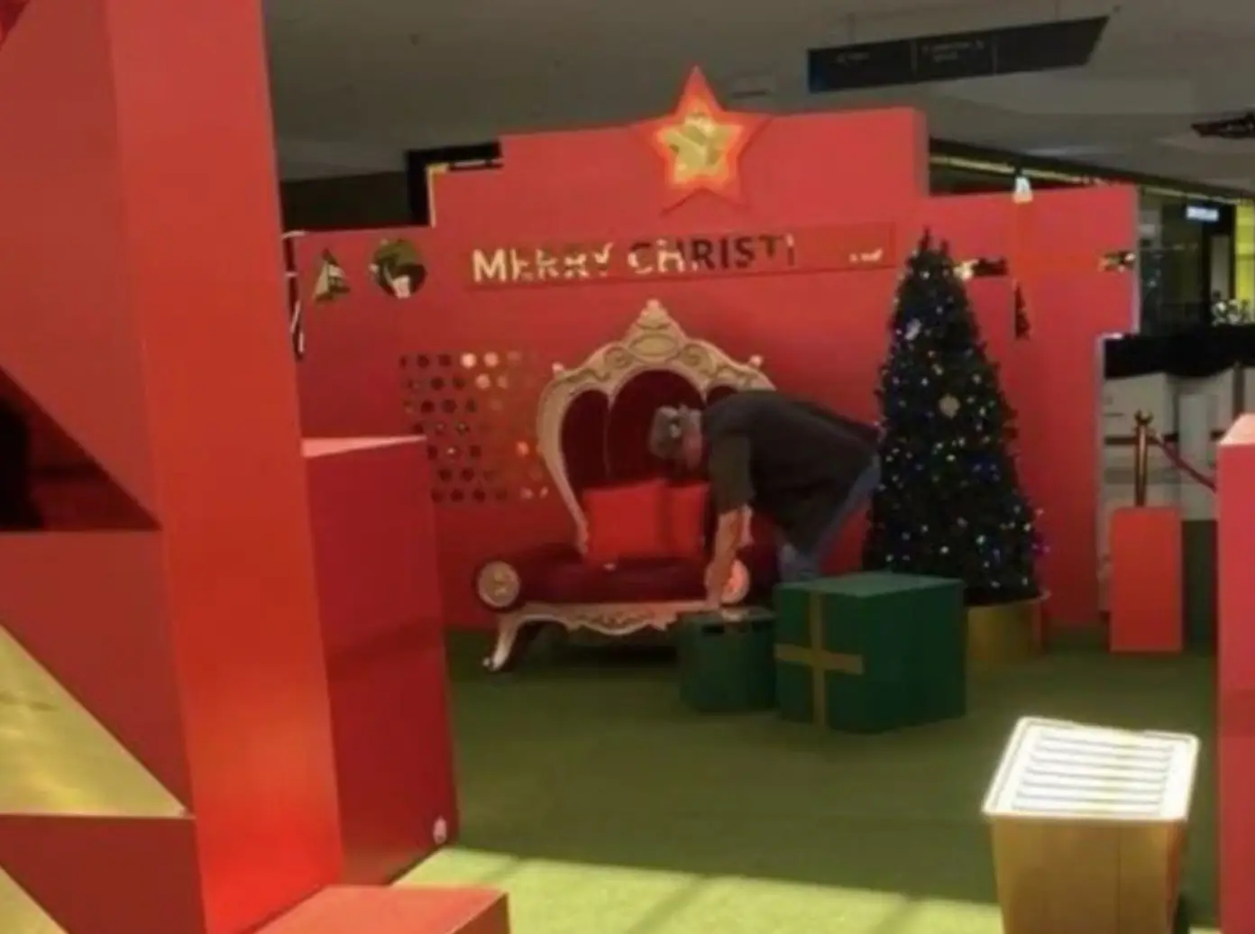 The shopping centre changed their decoration.