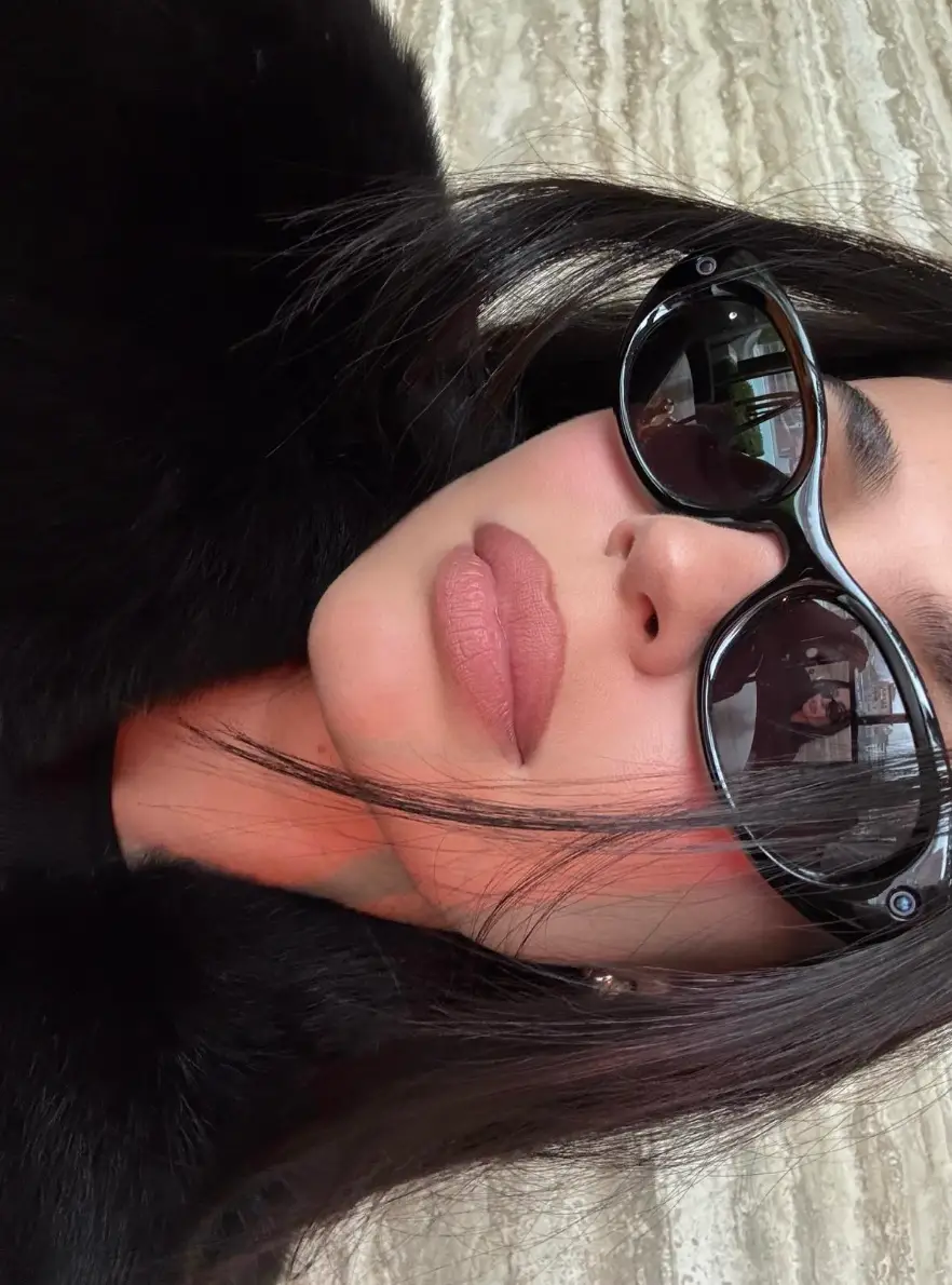 The AI-glasses answer any questions you have in Kylie's voice (Instagram/kyliejenner/metaglasses)