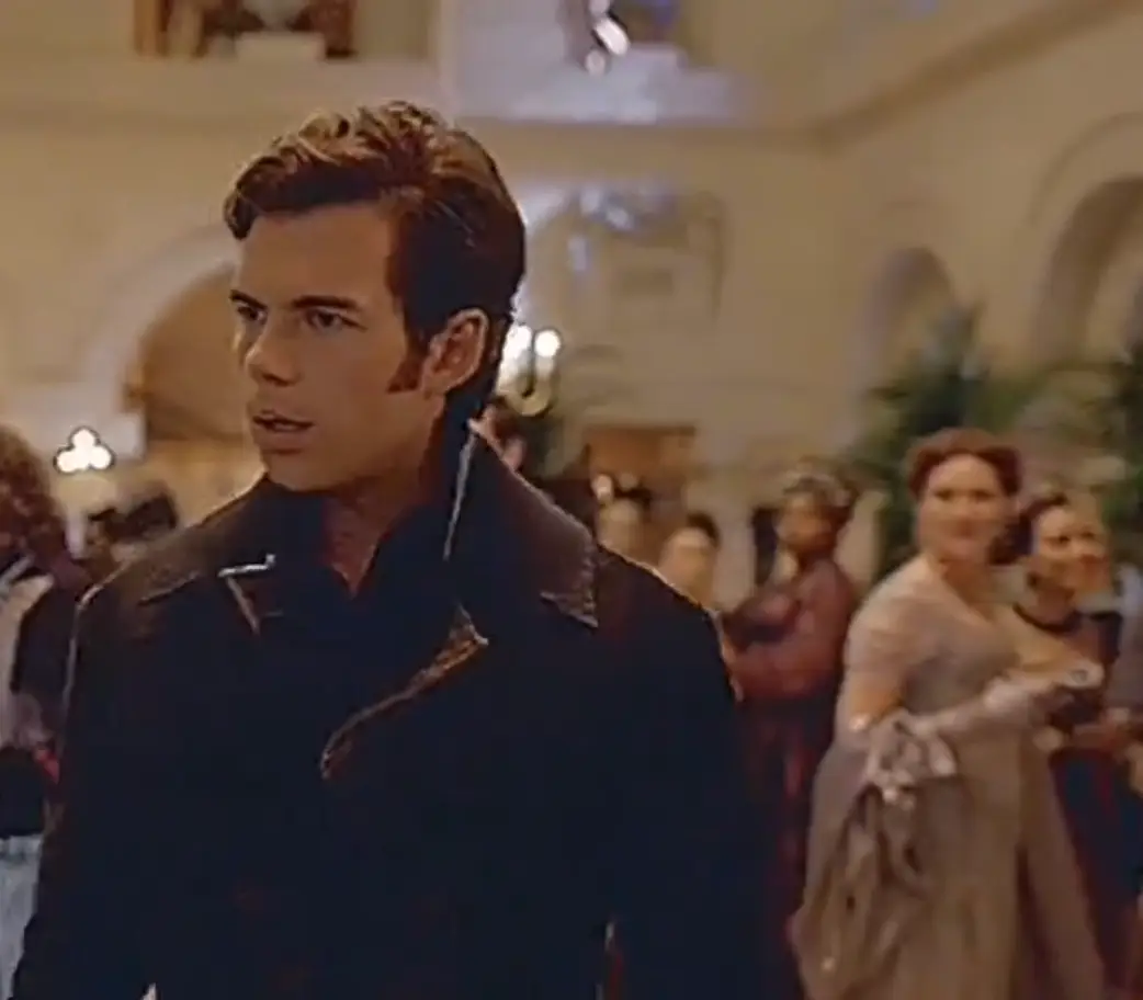 Violet can be seen in the background (Netflix)