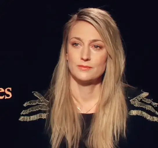 Norwegian journalist Kjersti Flaa posted a video explaining Hathaway's apology (TikTok/@kjerstiflaa)