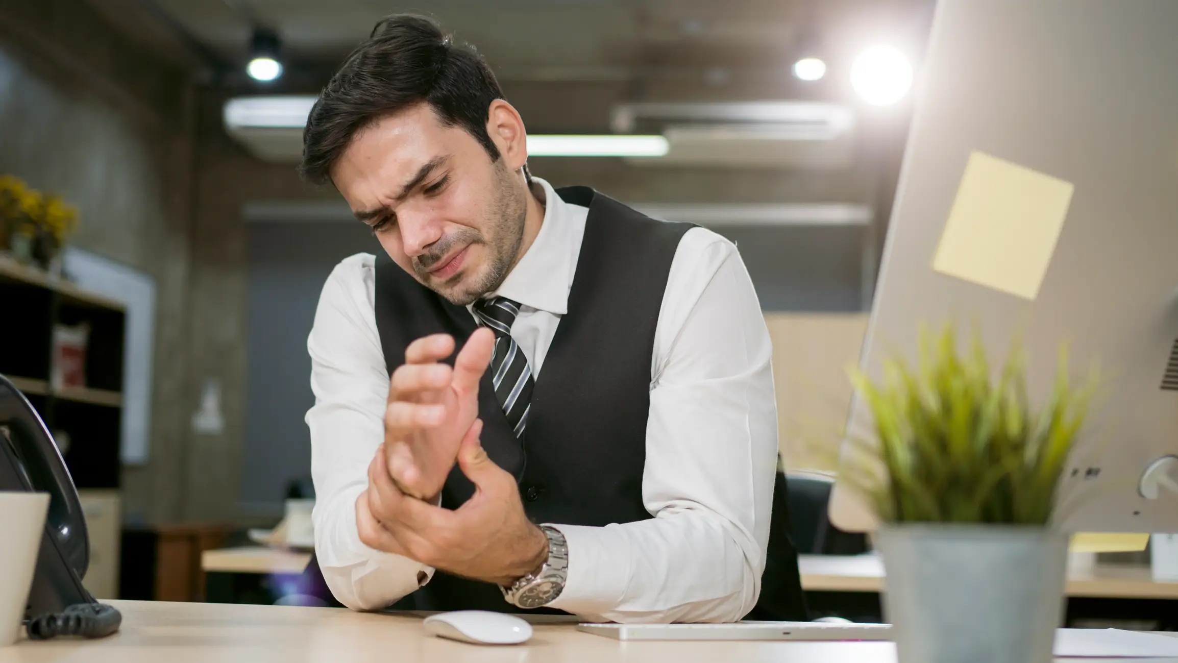 Repetitive typing and swiping on your phone can lead to tendonitis (Getty Stock Image)