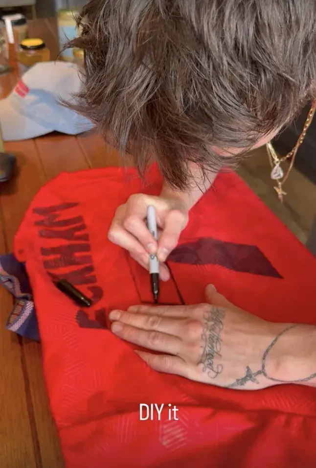 Cruz Beckham paid tribute to his dad David Beckham during the England World Cup match this week (Instagram/@jackie.apostel)