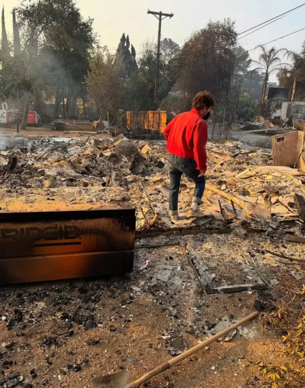 The actress shared the devastation faced by her neighbours and family on Instagram (Instagram/@mandymooremm)