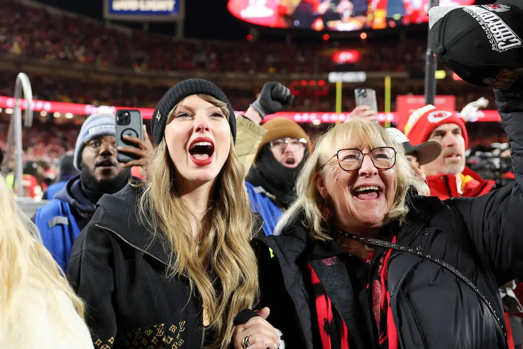 Taylor and Donna Kelce shared a sweet moment on the pitch following Travis' win (David Eulitt / Stringer / Getty Images)