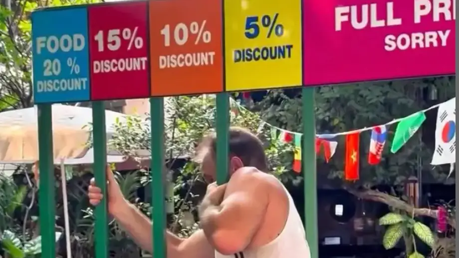 Instagram/@amonthego15