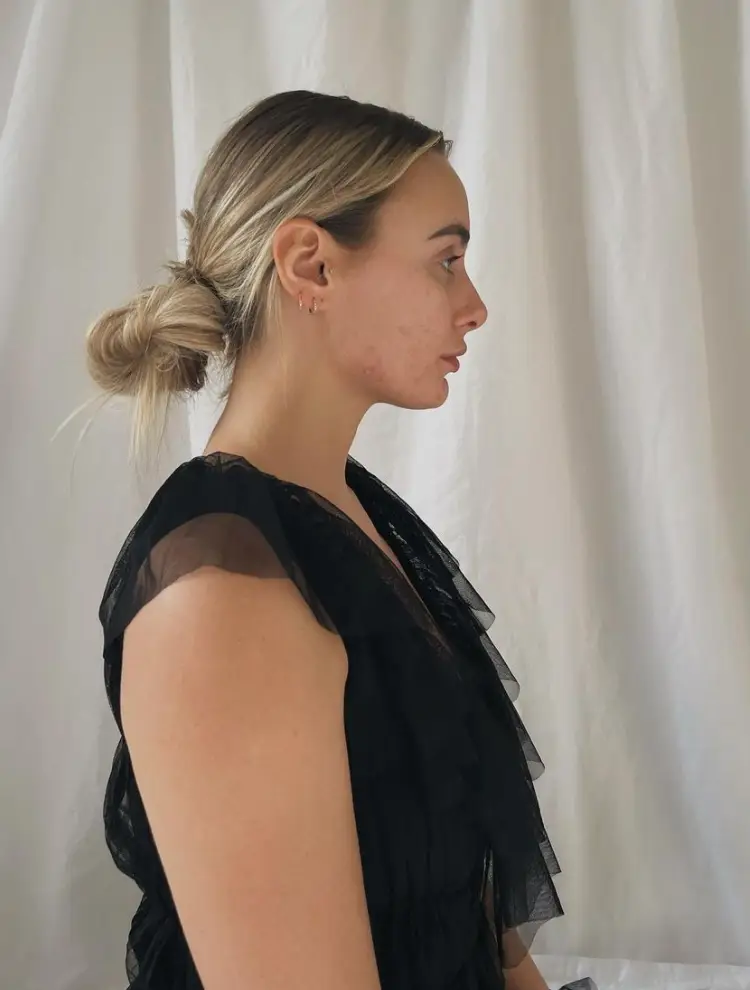 Millie showed off her skin texture in a make-up free snap (