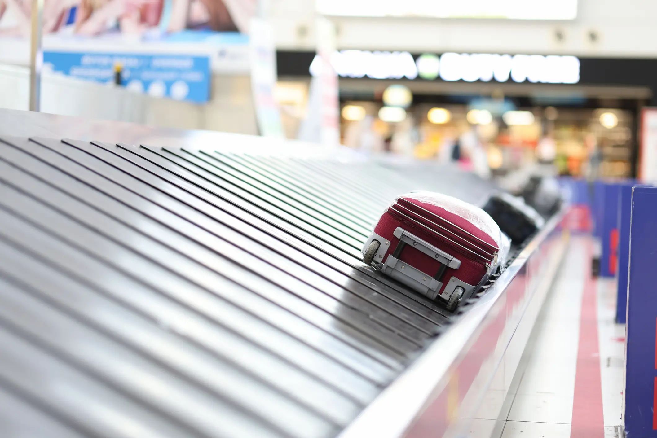 A baggage handler has warned against a popular method of identifying your suitcase (megaflopp / Getty Images)
