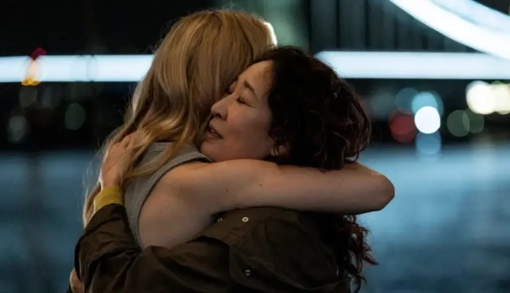 Eve and Villanelle embrace moments before Villanelle is shot dead (
