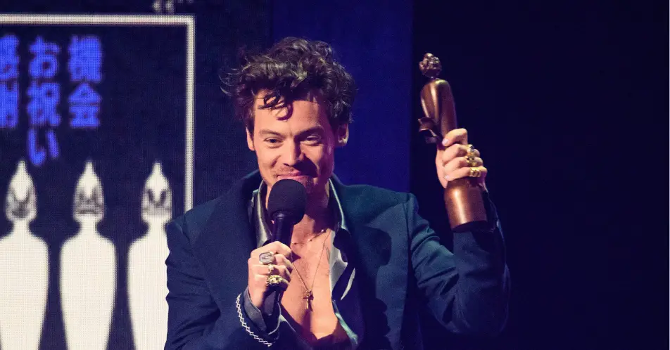 The award-winning singer helped the couple's dream proposal come true.