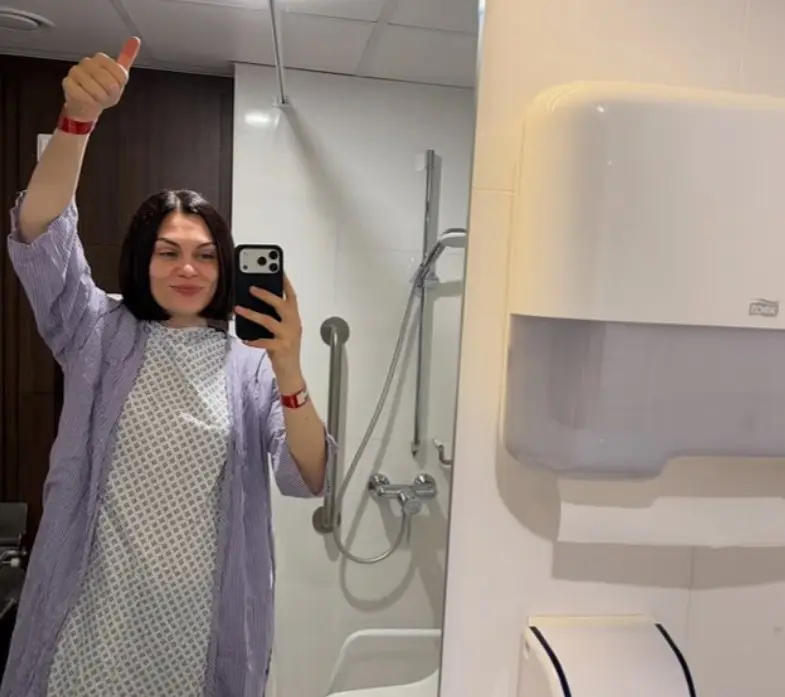 Jessie gave a thumbs up sign from hospital (JessieJ/Instagram)