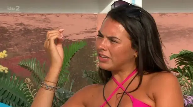 Fans are noticing similarities between Jay and Paige's conversation and Jay and Amber.