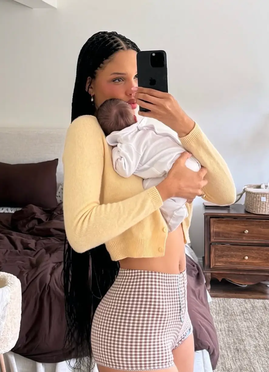 The mum-of-four opened up about what it's like being a 'young mum' (Instagram/@narasmith)