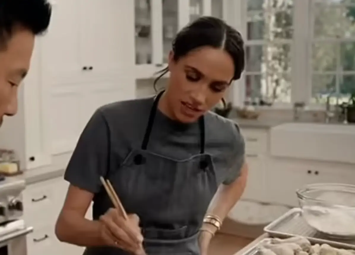 Roy and Meghan added sparkling water to the fried chicken batter (Netflix)