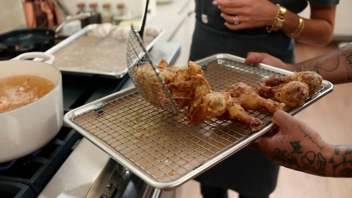 The pair cooked up some fried chicken (Netflix)