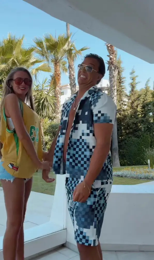 The pair also addressed their age gap in the social media livestream (TikTok/@parisvenezuela)