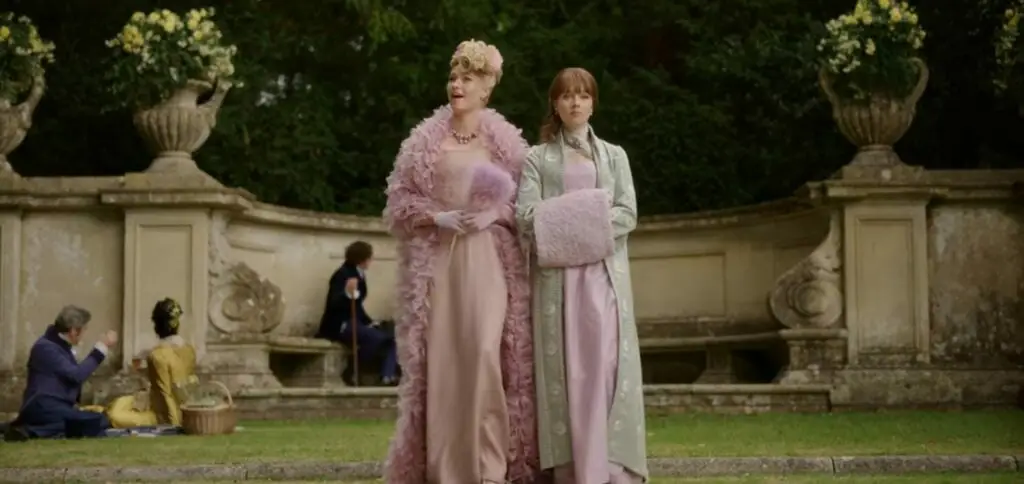 Behold, the 'summer muff'. (Netflix)