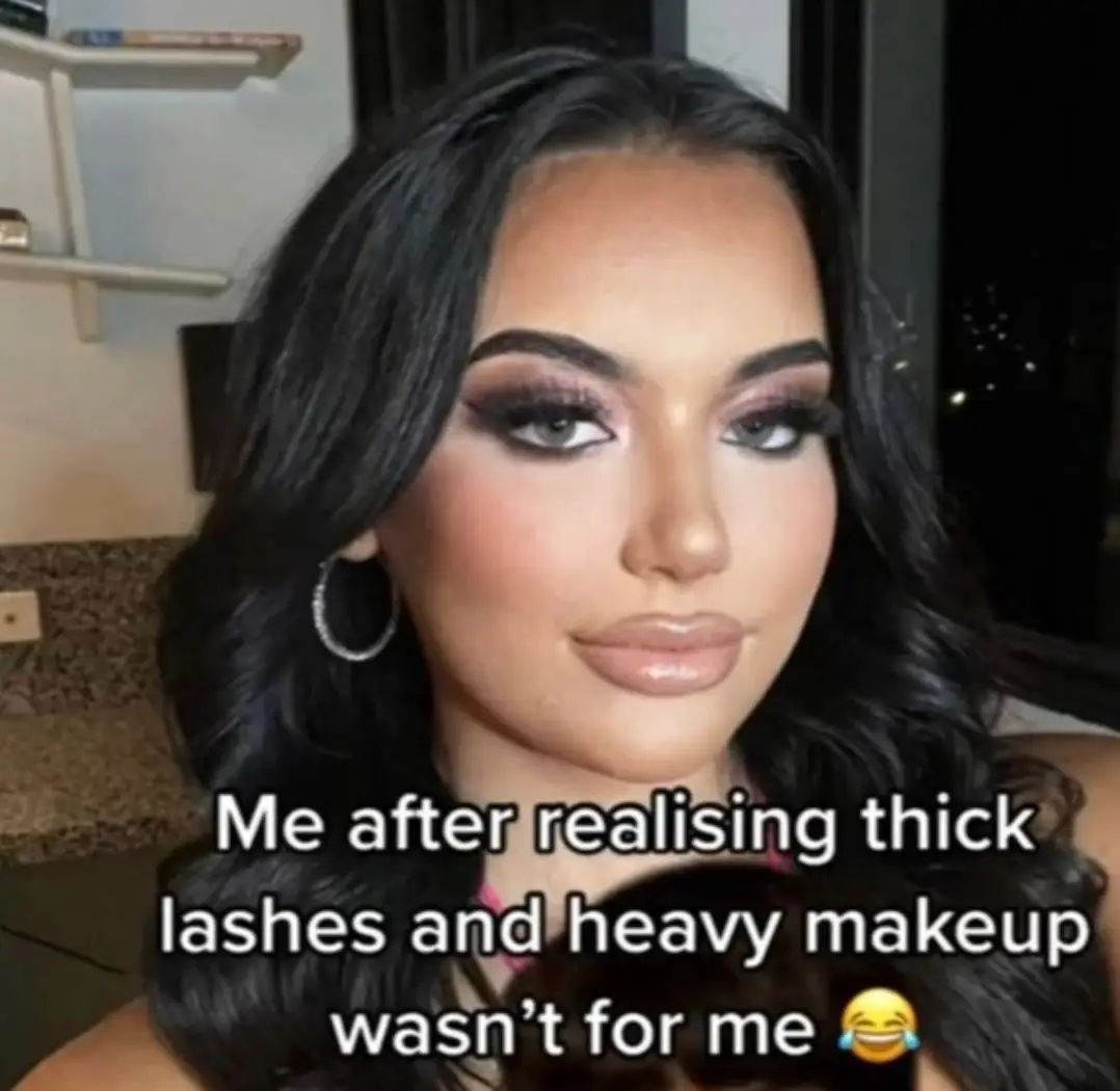 Venus decided to show off her full glam before revealing a much more au naturel look.