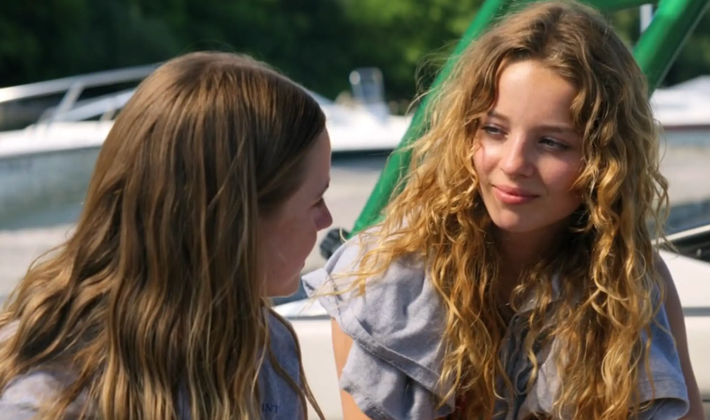 Oona is also a member of the teenage group (Prime Video)