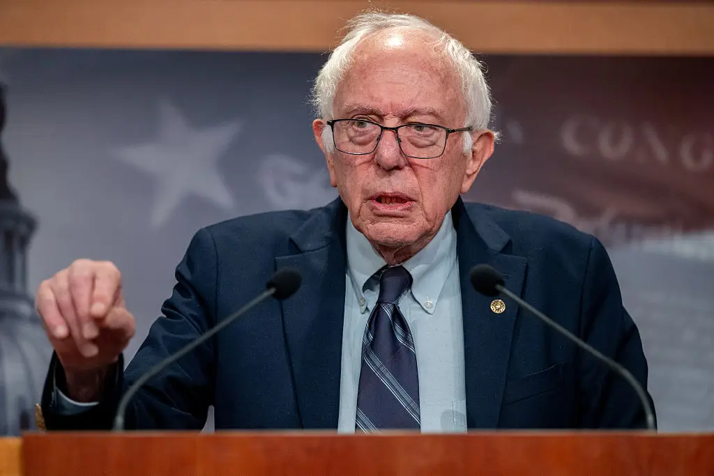 Bernie Sanders will swear Mamdani in (Daniel Heuer/Bloomberg via Getty Images)