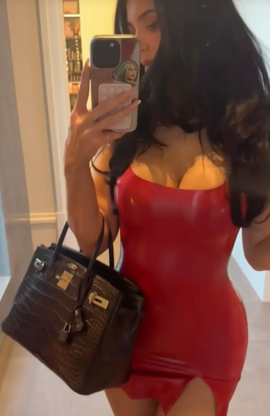 Jenner flaunted her physique at the end of the clip (TikTok/@kyliejenner)