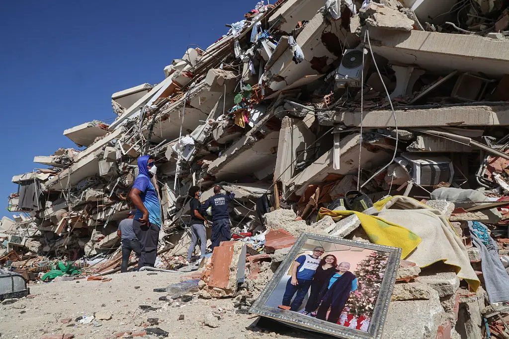 People searching for victims after the earthquakes (Edilzon Gamez/Getty Images)
