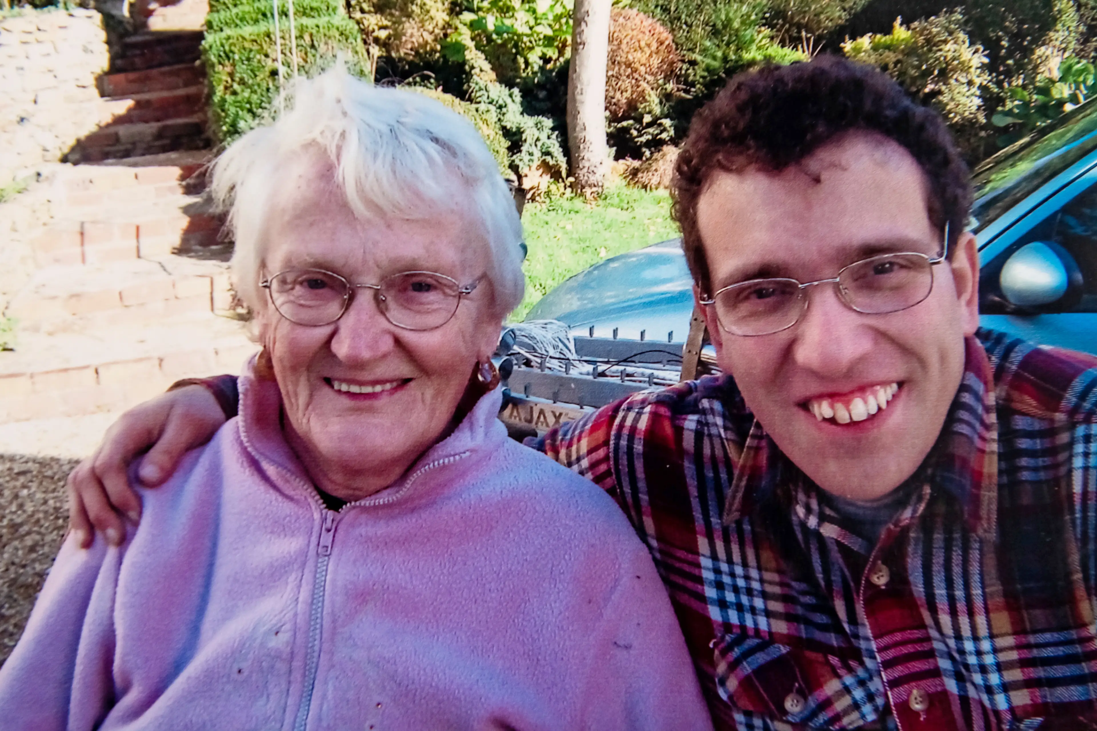 Edna and Simon are as happy as ever.