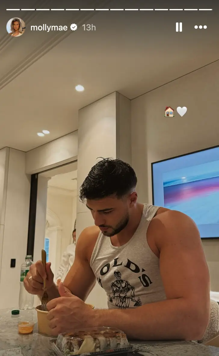 The former Islander took to Instagram to squash the break up rumours. (Instagram/@mollymae)