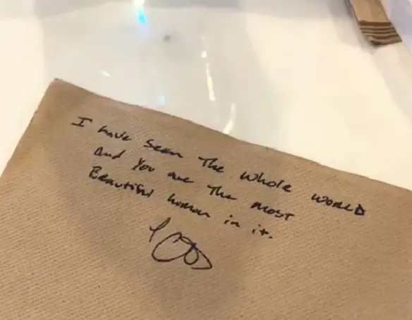 She was given the note which called her 'beautiful' by a man in a pilot's uniform (TikTok/@stephbohrer)