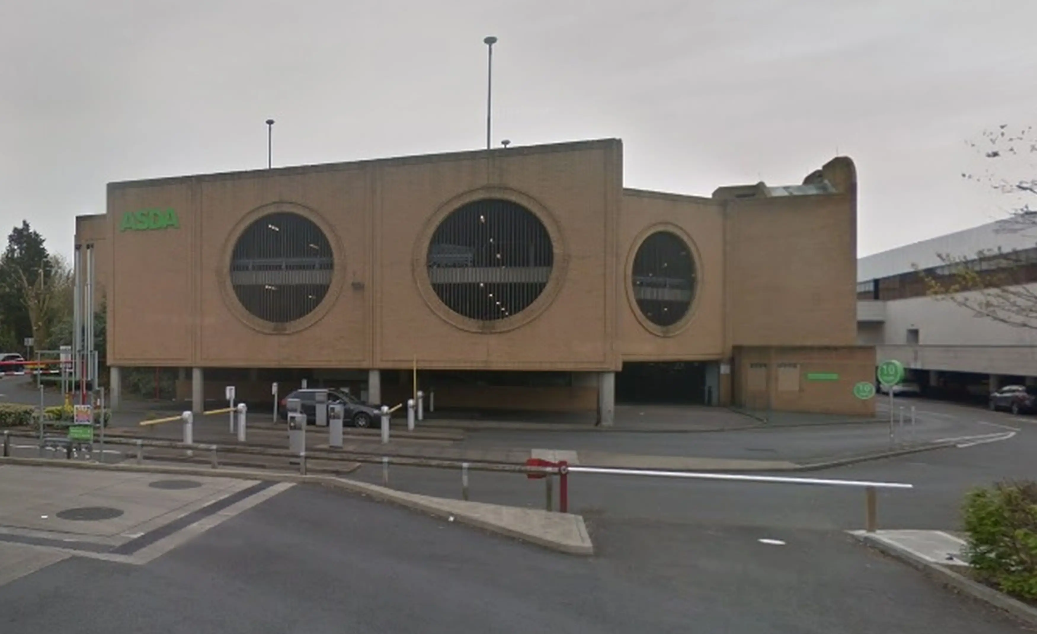 Paige discovered the note in the carpark.