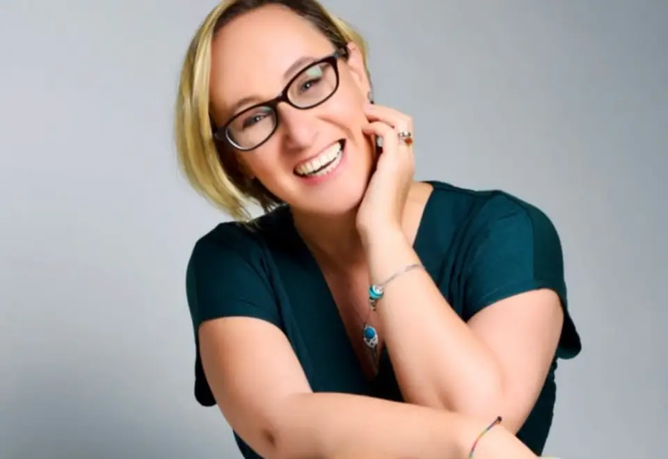 Kaly explains what happens in the sessions (Kaly Miller)